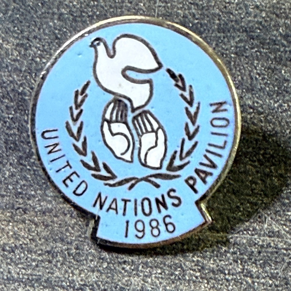 United Nations‎ Pavilion 1986 Enamel Pin Badge Peace Dove Hands Laurel Wreath